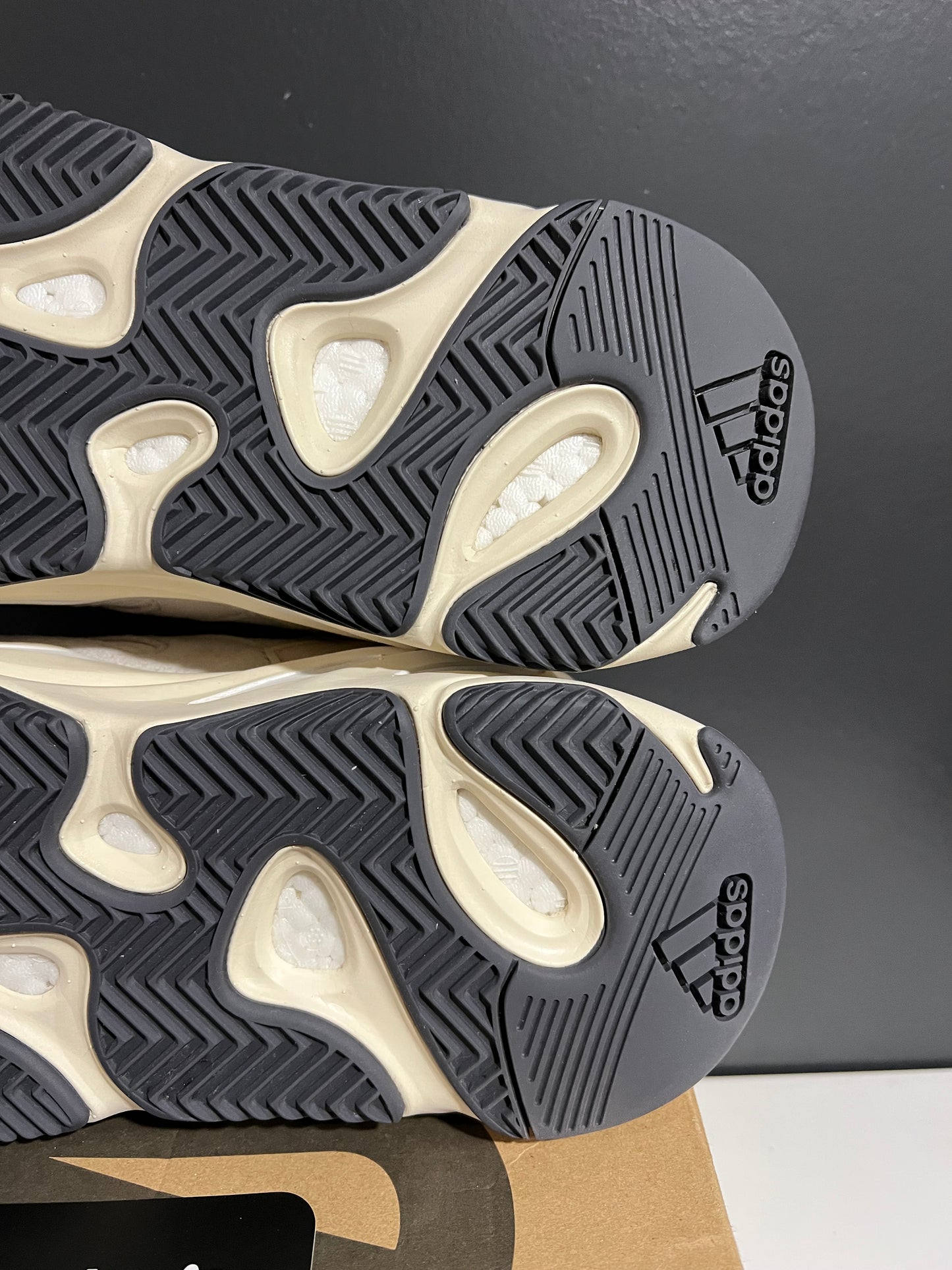 USED Yeezy Boost 700 Analog EG7596 SIZE 9M OG ALL AG25-34
