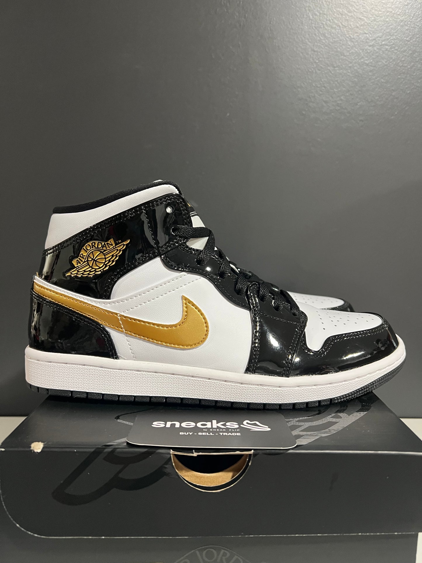 USED Air Jordan 1 Mid Patent SE Black Gold 852542-007 SIZE 8.5M OG ALL AG25-216