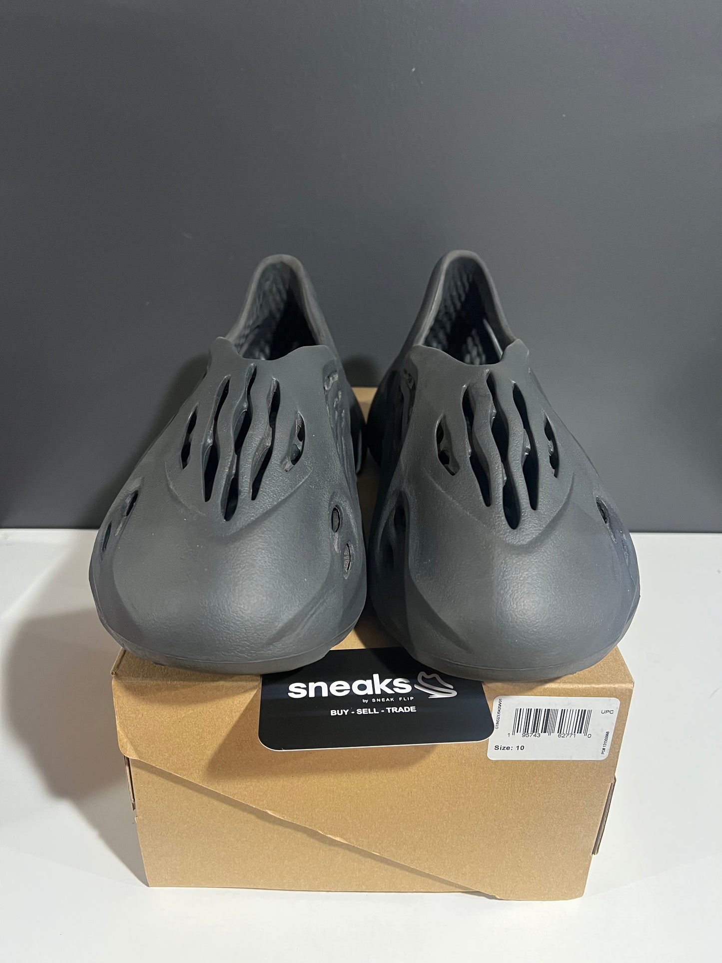 USED Yeezy Foam Runner Onyx HP8739 SIZE 10M OG ALL AG25-27