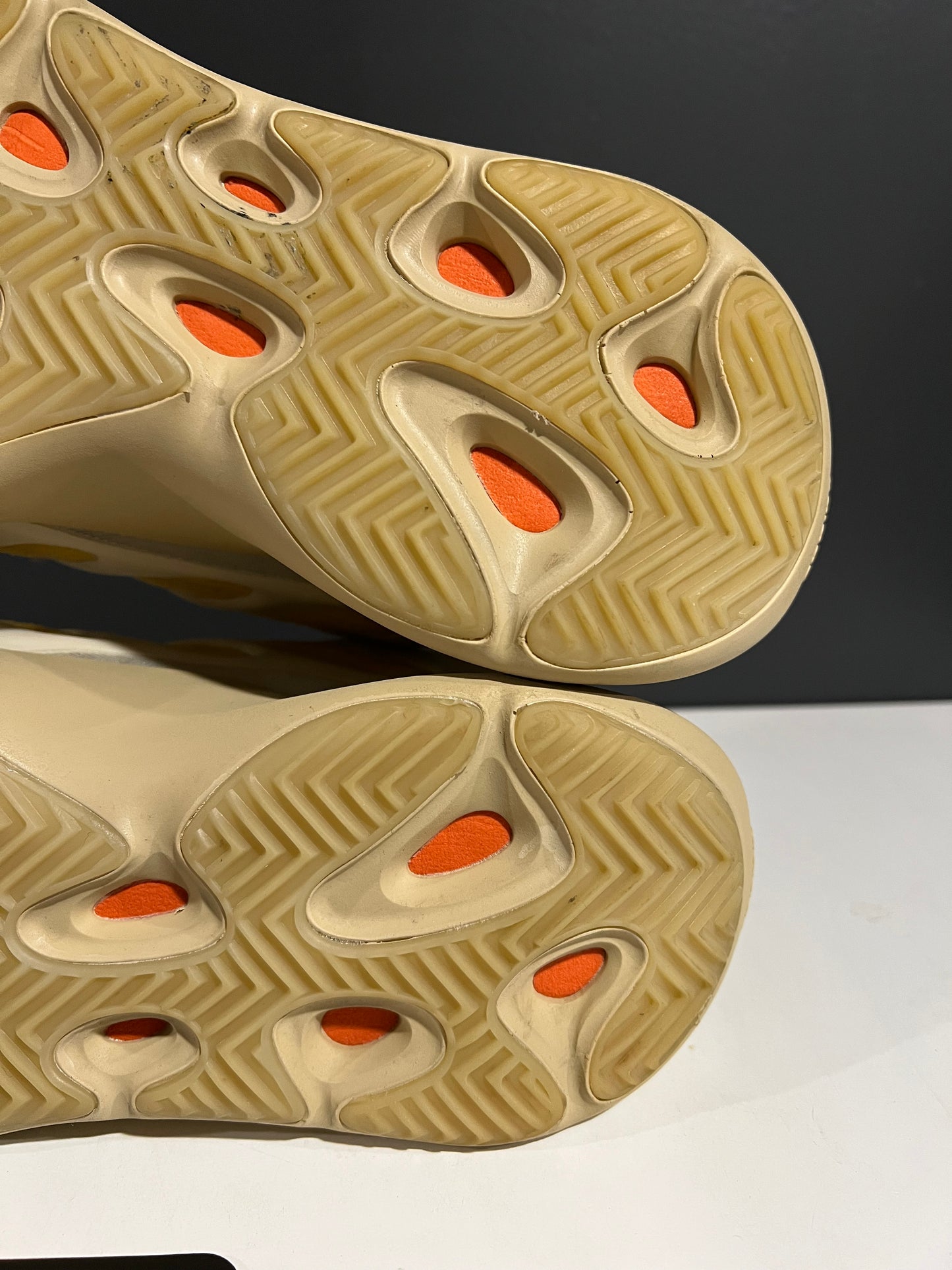 USED Yeezy 700 V3 Safflower G54853 SIZE 10.5M NO BOX AG25-56