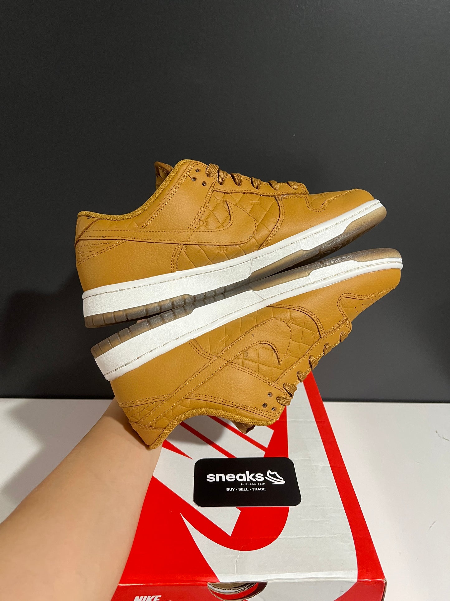 USED Wmns Dunk Low Quilted Wheat DX3374-700 SIZE 9M OG ALL NO INSOLES