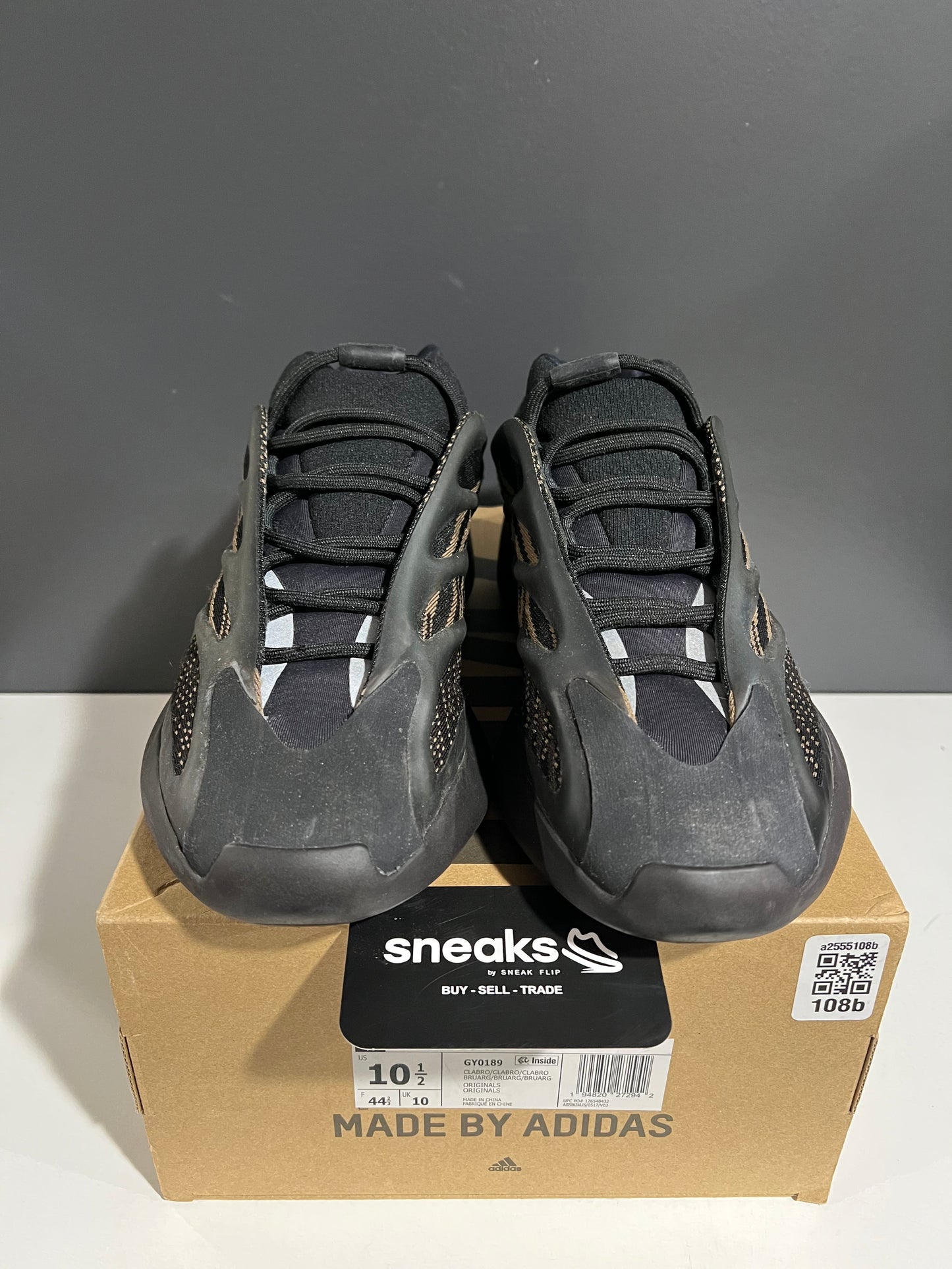 USED Yeezy 700 V3 Clay Brown GY0189 SIZE 10.5M OG ALL AG25-322