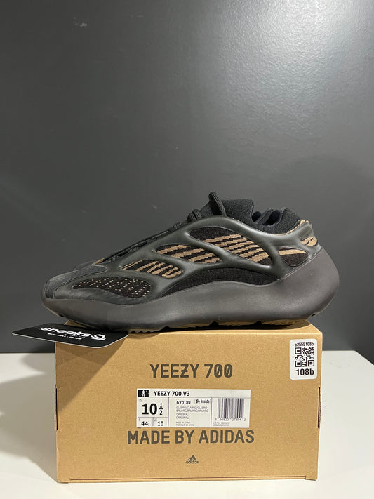 USED Yeezy 700 V3 Clay Brown GY0189 SIZE 10.5M OG ALL AG25-322
