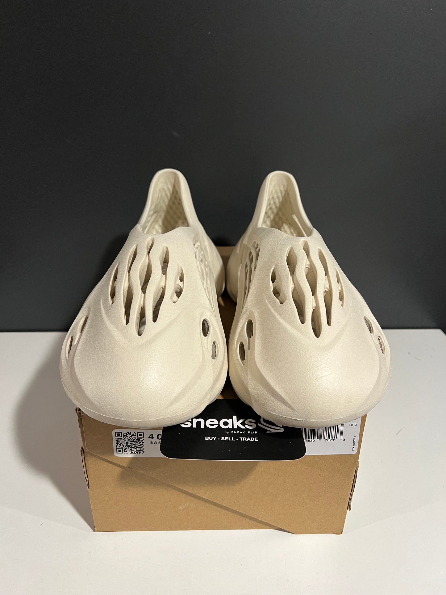 USED Yeezy Foam Runner Sand FY4567 SIZE 8M NO BOX AG25-244