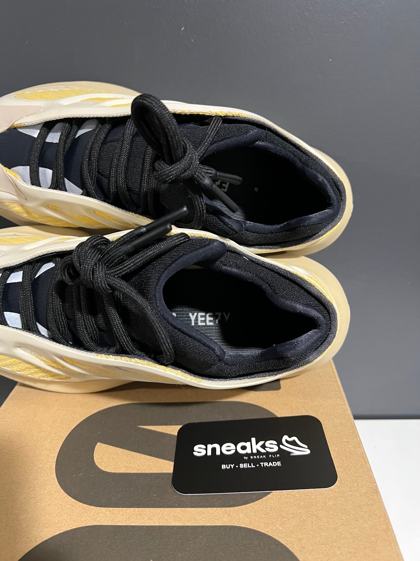 USED Yeezy 700 V3 Safflower G54853 SIZE 8M OG ALL JN25-244