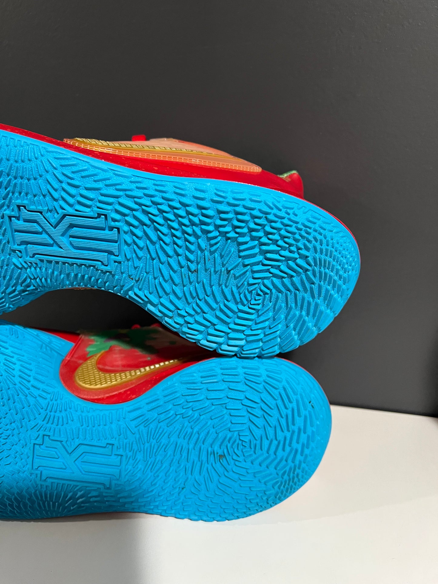 USED SpongeBob SquarePants x Kyrie Low 2 Mr. Krabs CJ6953-600 SIZE 9.5M NO BOX