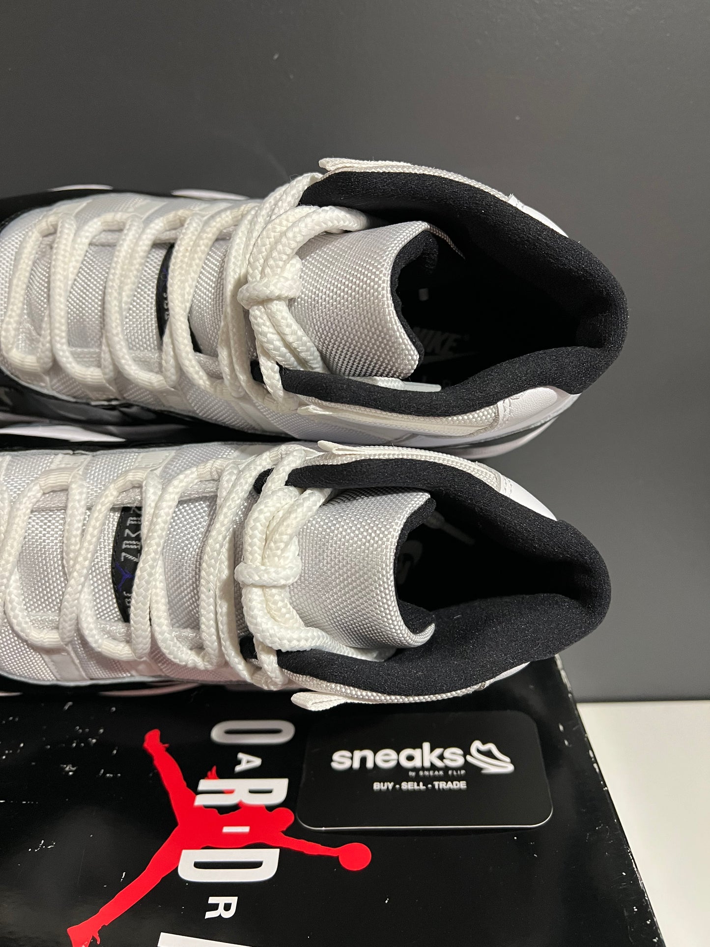 USED Air Jordan 11 Retro Concord 2018 378037-100 SIZE 10M OG ALL JY25-76