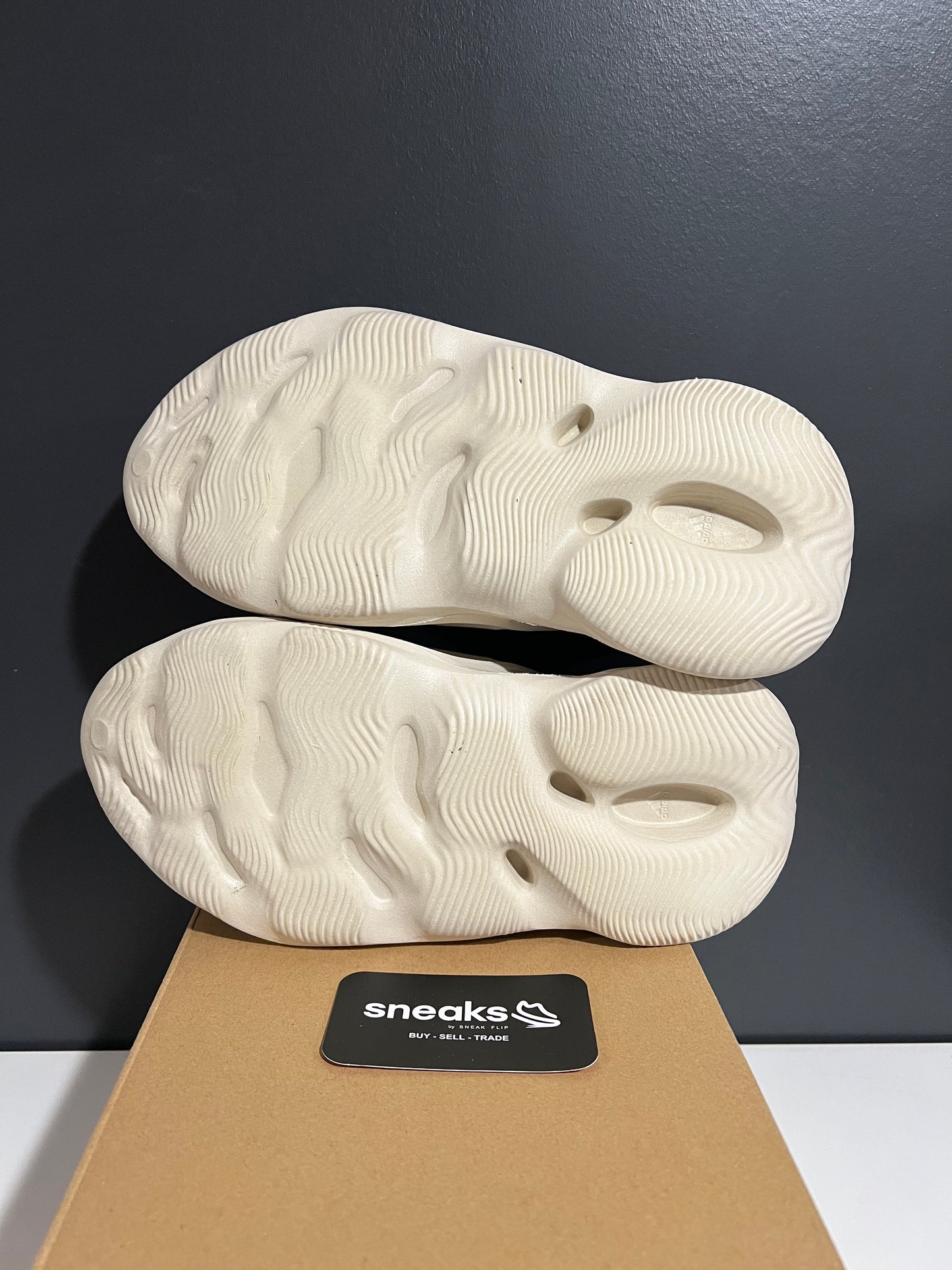 USED Yeezy Foam Runner Sand FY4567 SIZE 8M NO BOX AG25-244