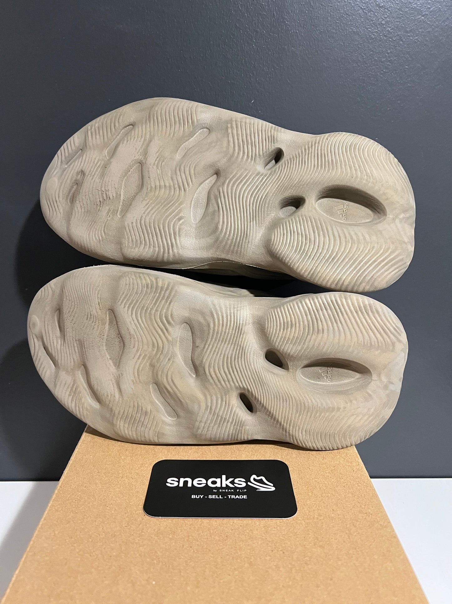 USED Yeezy Foam Runner Stone Sage GX4472 SIZE 8M OG ALL JN25-245