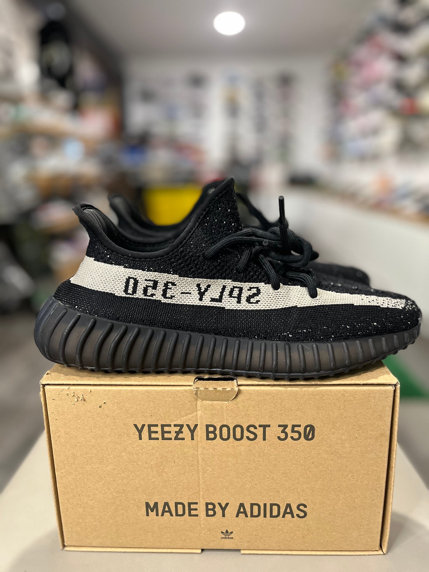 Yeezy Boost 350 V2 Oreo BY1604 USED SIZE 8.5M