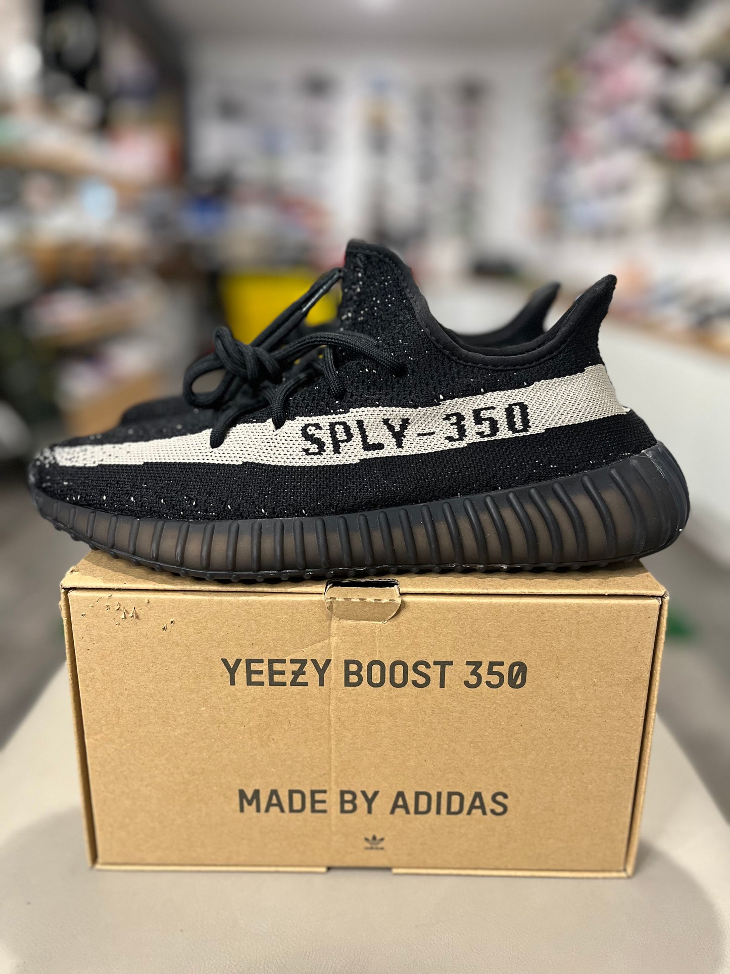 Yeezy Boost 350 V2 Oreo BY1604 USED SIZE 8.5M