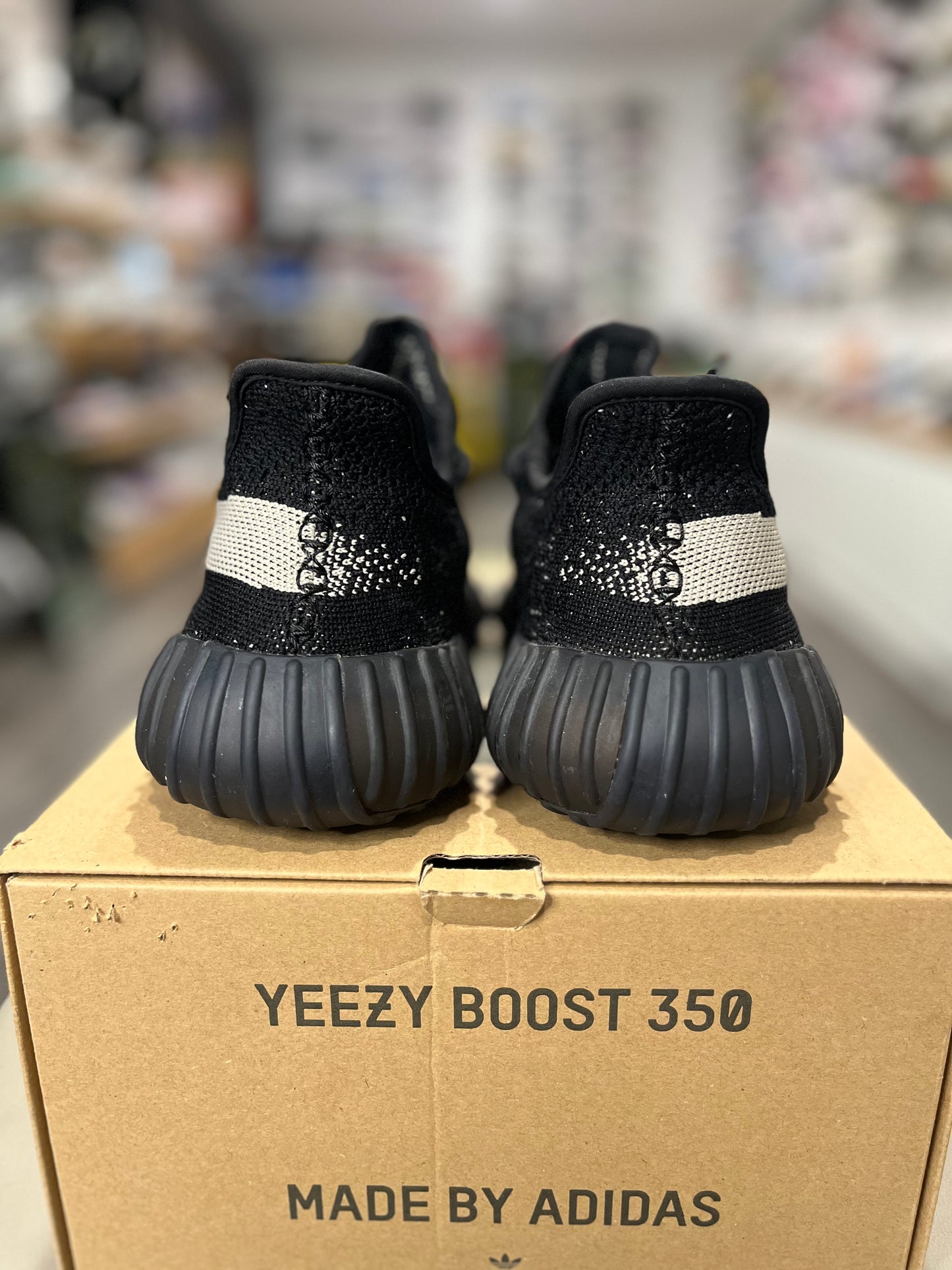 Yeezy Boost 350 V2 Oreo BY1604 USED SIZE 8.5M