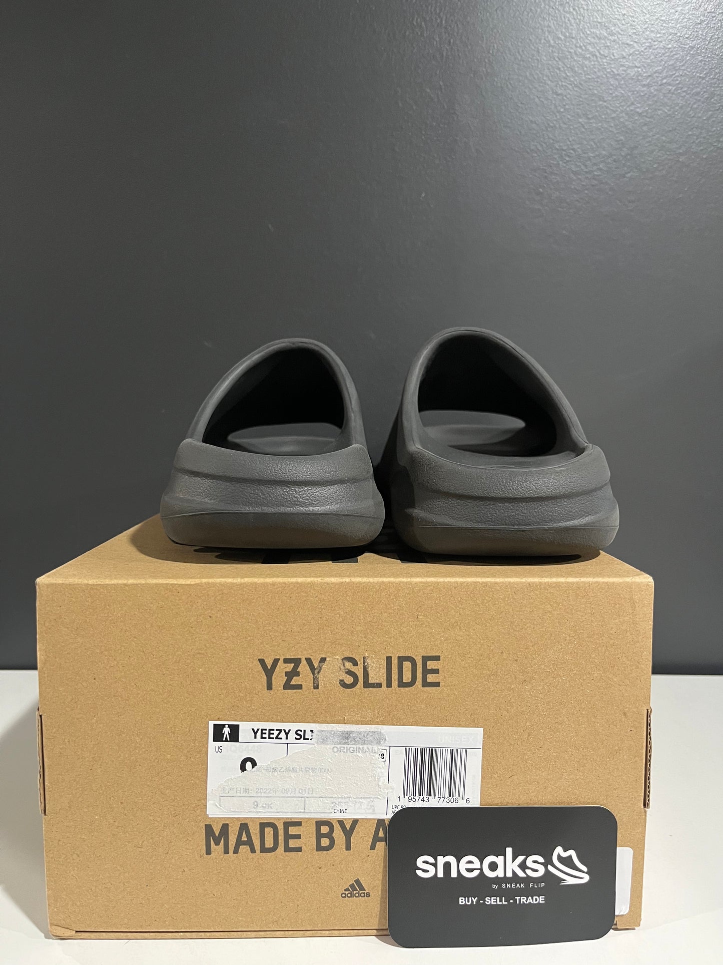 USED Yeezy Slides Onyx HQ6448 SIZE 9M OG ALL