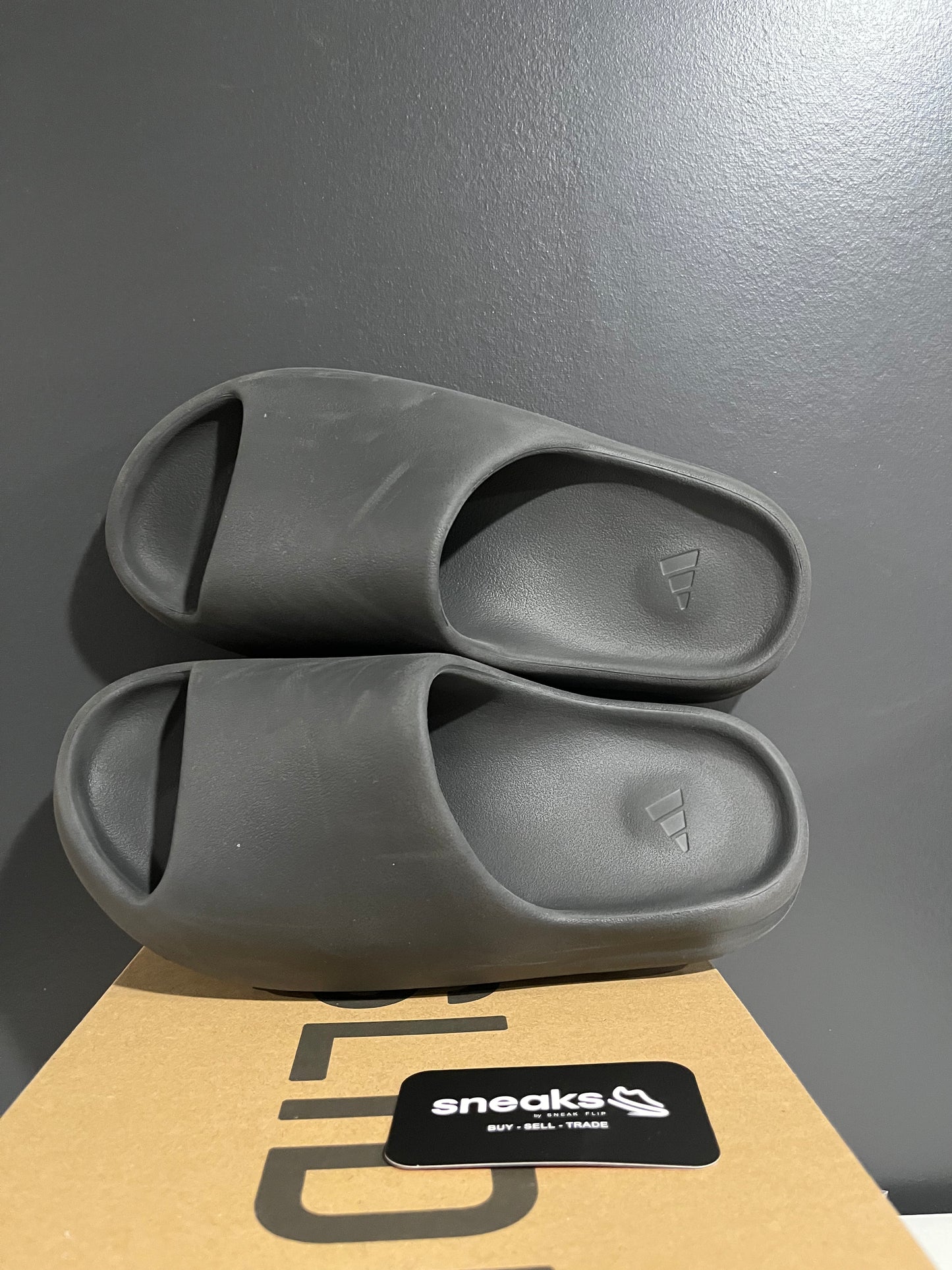 USED Yeezy Slides Onyx HQ6448 SIZE 9M OG ALL