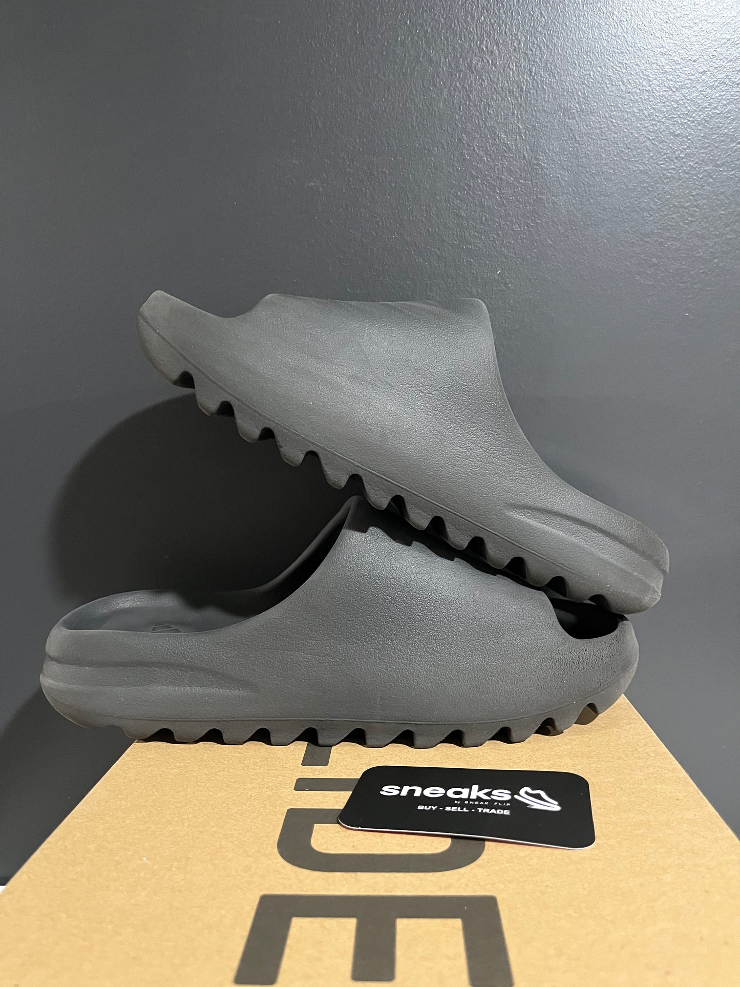 USED Yeezy Slides Onyx HQ6448 SIZE 9M OG ALL