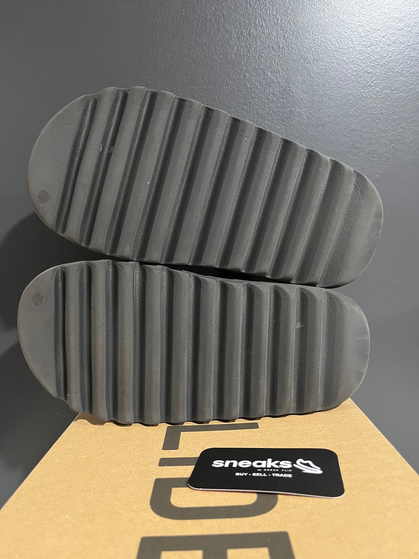 USED Yeezy Slides Onyx HQ6448 SIZE 9M OG ALL