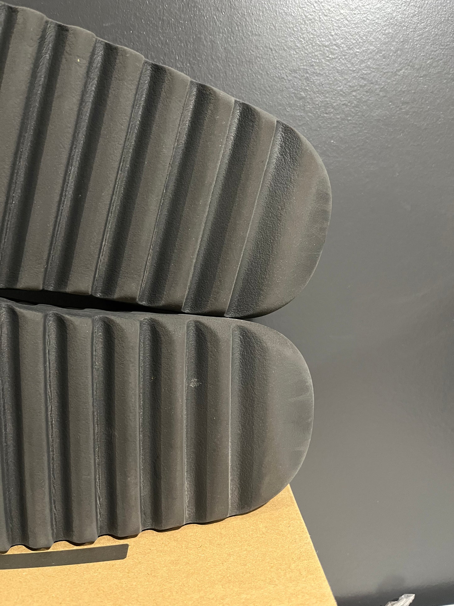 USED Yeezy Slides Onyx HQ6448 SIZE 9M OG ALL