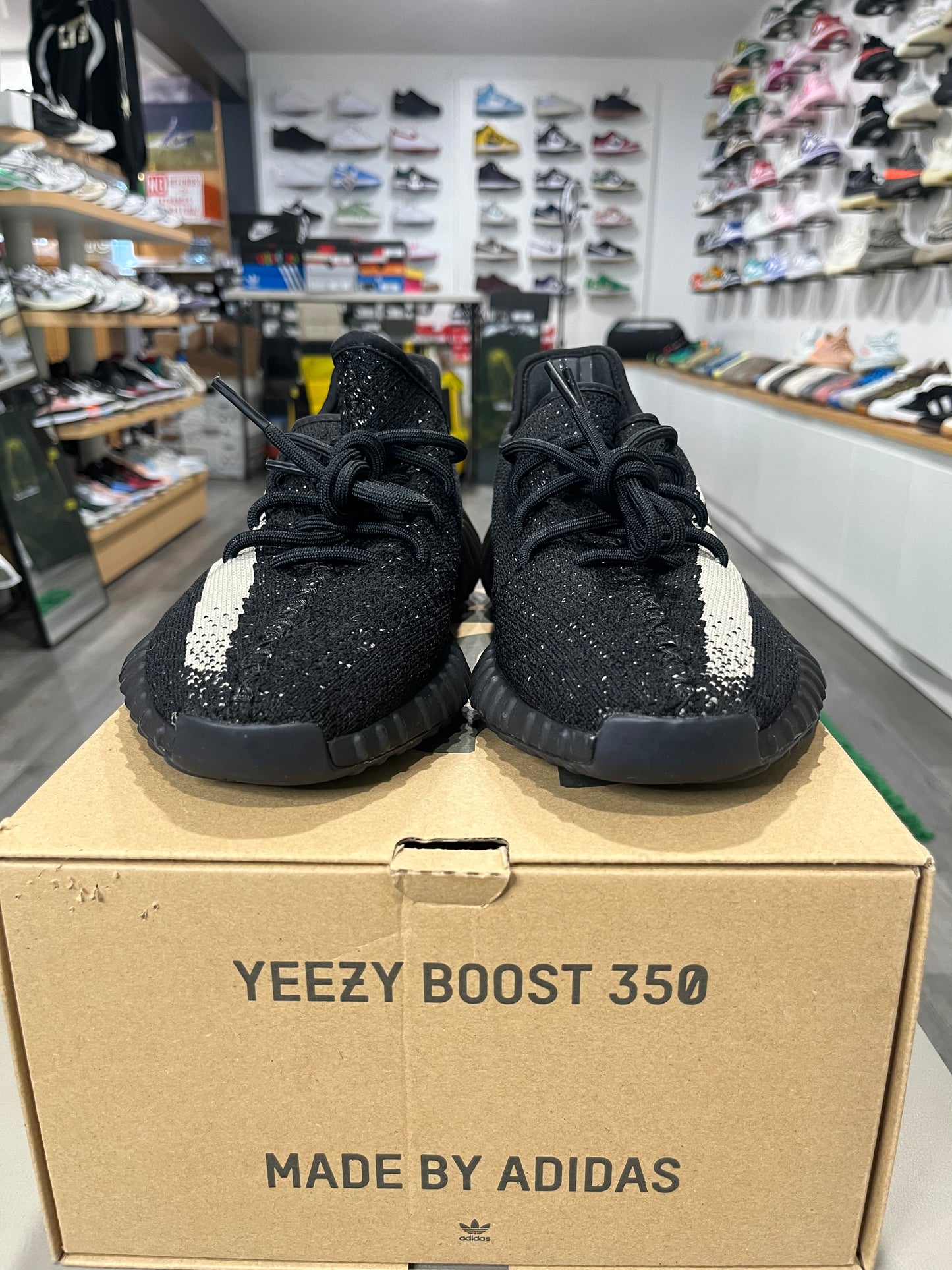 Yeezy Boost 350 V2 Oreo BY1604 USED SIZE 8.5M