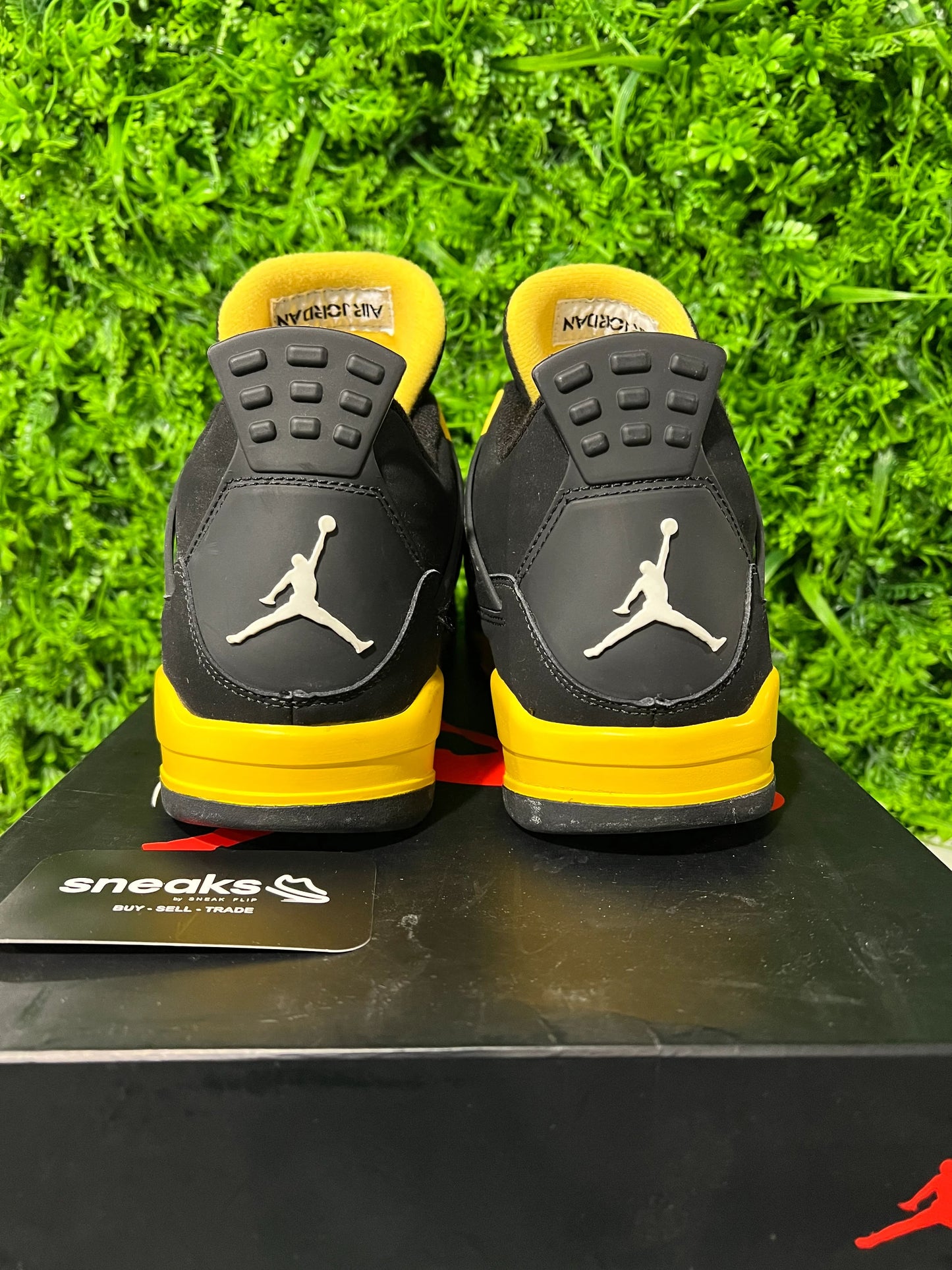 Jordan 4 Retro Thunder (2012) - Used
