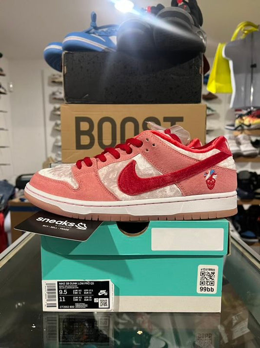 NEW SIZE 9.5M Nike SB Dunk Low StrangeLove Skateboards